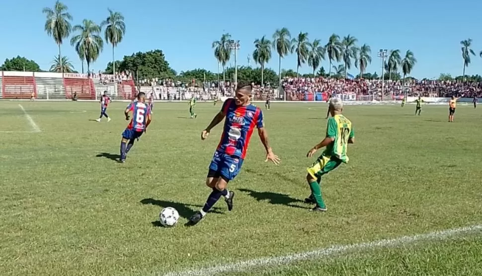 BUEN TRATO. Rodríguez fue una muralla en el medio campo en la final ante Ateneo. Metió, marcó y fue una clara salida para su equipo. Su gran presente le abrió las puertas para jugar en la Primera Nacional. Gentileza potrero tucumano 