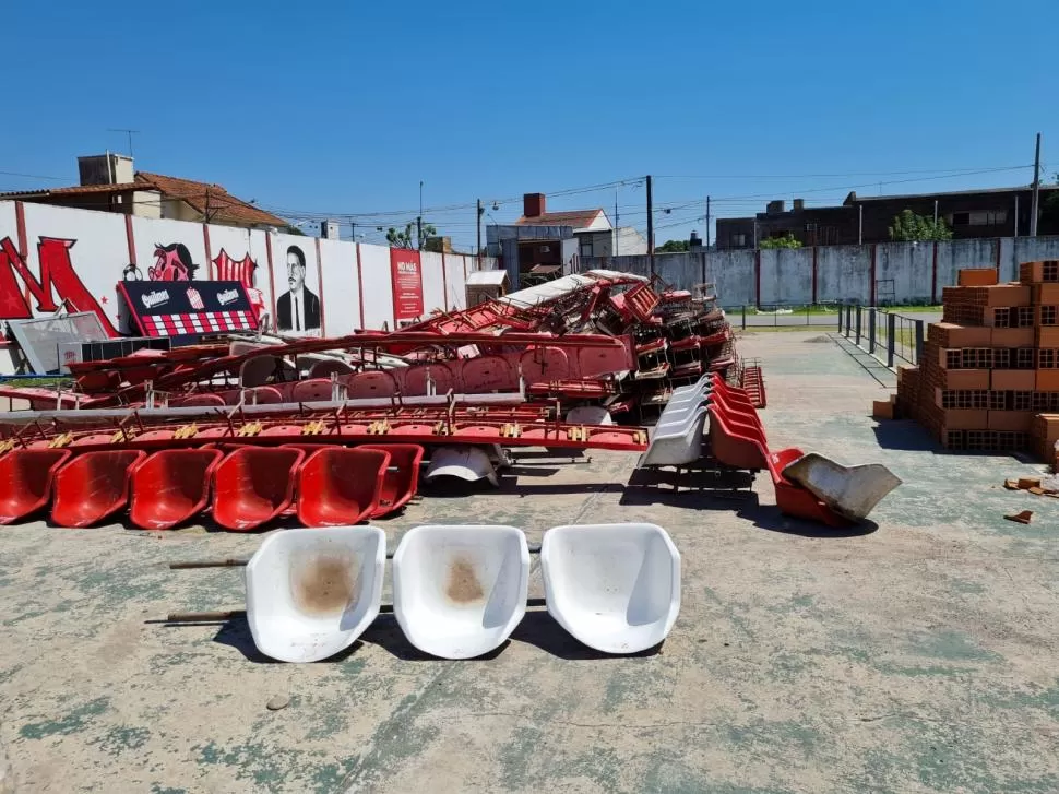 RENOVACIÓN TOTAL. Alrededor de 70 personas trabajan en la mejora de las cabinas de prensa, cuya paredes tenían una filtración de humedad desde hace tiempo. 