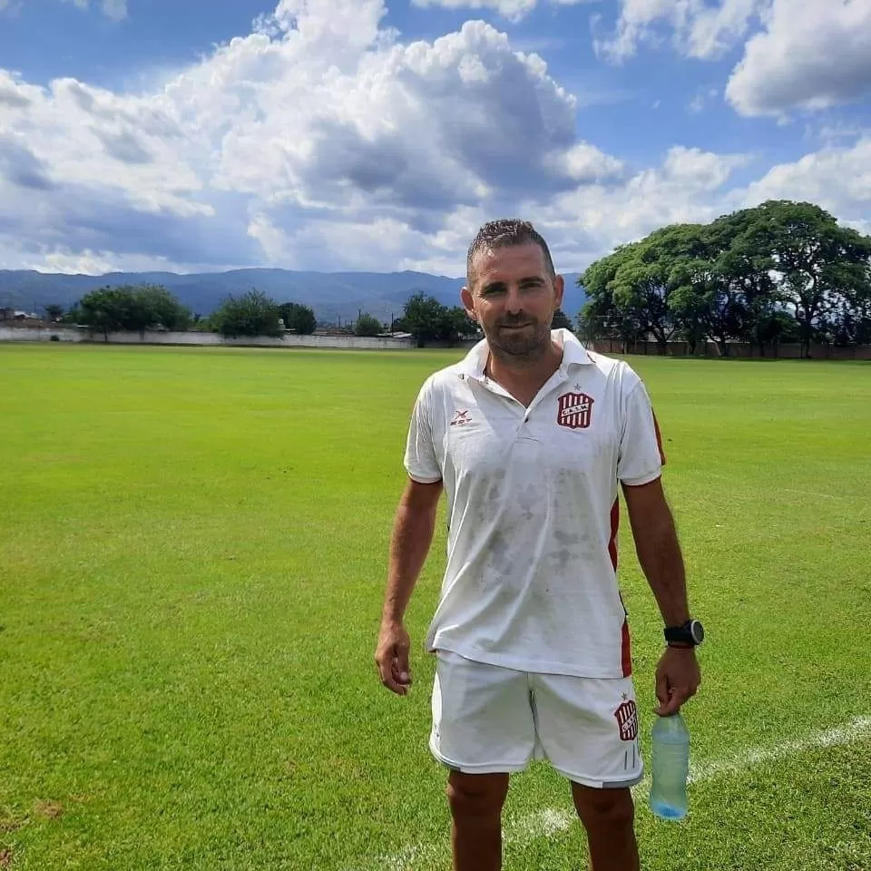 EN EL COMPLEJO. Matías Torres remarca que uno de los aspectos más difíciles es tratar de que los padres de los chicos entiendan que no todo pasa por ganar.  