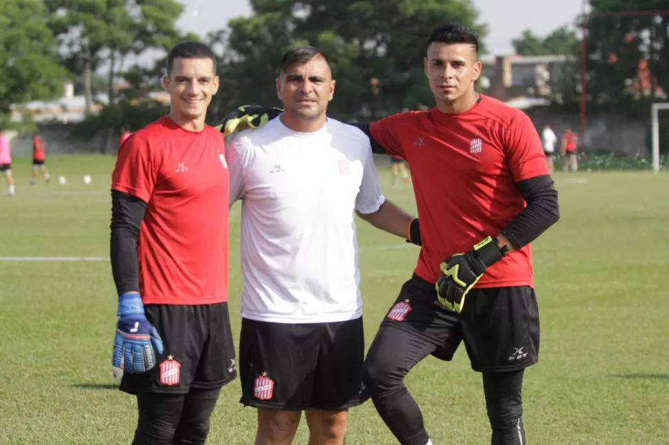 POR EL PUESTO. Sand posa con el entrenador de arqueros, Fabián Velardez y Nicolás Carrizo, que también buscará su oportunidad para defender el arco “Santo”. prensa c.a.s.m.