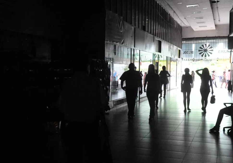 A OSCURAS. Los constantes cortes de luz que se vivieron en la provincia dejaron, en varias oportunidad, sin luz a las galerías del centro tucumano. la gaceta / foto de Antonio Ferroni