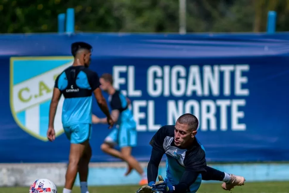 TERCERO. Campisi firmó contrato por un año, llega a préstamo y con opción. Previamente Atlético sumó a Martín Garay y a Ramiro Cristóbal. fotos prensa c.a.t.