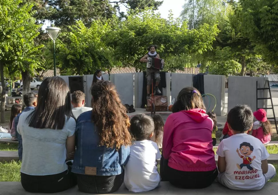 ESPECTÁCULOS. La gente se reúne a ver a los artistas en los valles.  