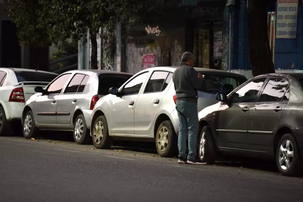 IRREGULAR. Pagar hoy por parar en la calle está aceptado, pero es ilegal. la gaceta / foto de Ines Quinteros Orio (archivo)