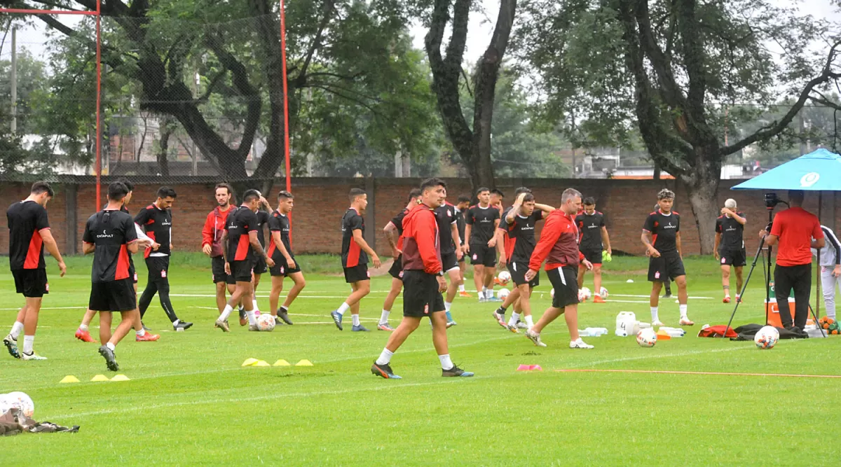 NO PARAN. Por el intenso calor que se pronostica para toda esta semana, se decidió adelantar el horario de los entrenamientos. Es sábado el plantel viaja a Salta.