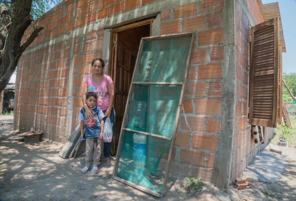 TODAVÍA ASUSTADOS. Mayer Sara, junto con su hijo, en El Simbolar.  