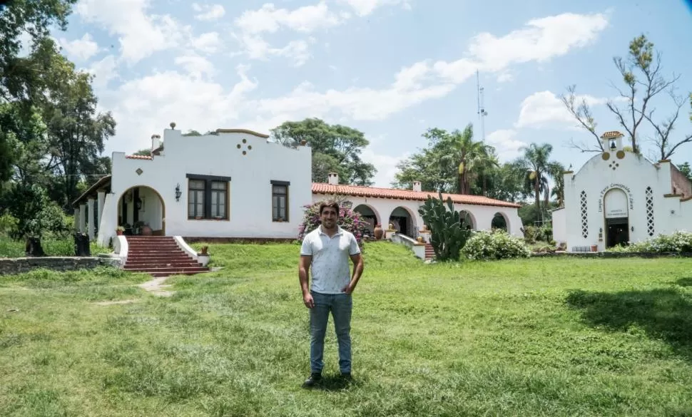 EN EL EPICENTRO. Santiago Chebaia, en el casco de la reconstruida Estancia Zárate. Los vecinos llaman popularmente a la zona como “El Molino”. la gaceta / fotos de matías quintana