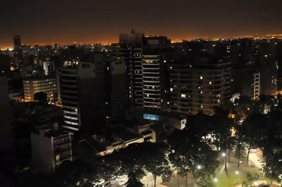 RABIOSO DESPERTAR. Todavía no había amanecidos cuando el sismo hizo saltar a los tucumanos de sus camas.  