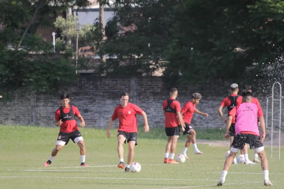 BALÓN CONTROLADO. Larralde ya pudo sumar sus primeros minutos durante los entrenamientos en el Complejo Natalio Mirkin y está ansioso por hacerlo en cancha. twitter @CASMOficial