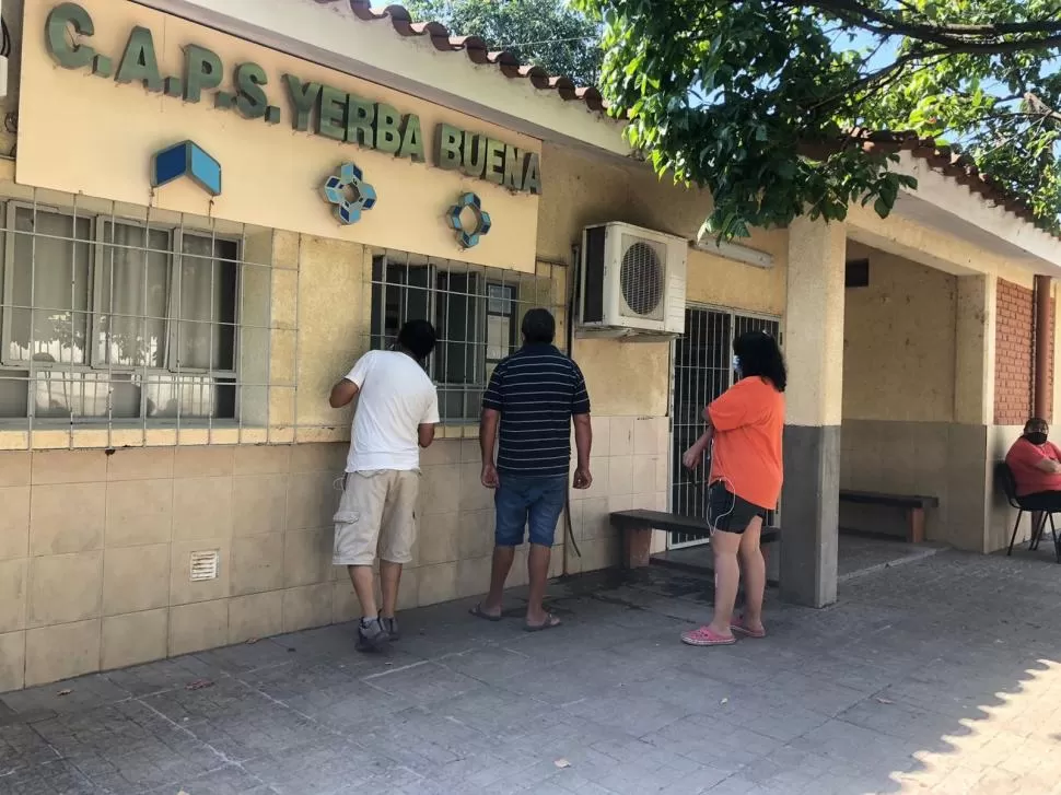 LA INSISTENCIA DE LOS PACIENTES. La gente llega a preguntar por los testeos a toda hora al CAPS que se abrió la semana pasada en Yerba Buena. 