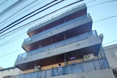 Le incendiaron la moto porque la estacionó dentro del edificio y casi se asfixia un niño de seis años