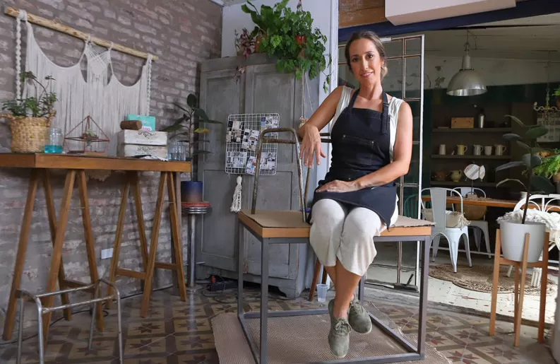 EUGENIA ZAVARONI. Cuenta que su afición por restaurar muebles comenzó como una terapia de fin de semana, para desconectar de lo cotidiano.  