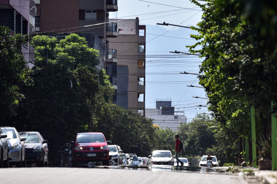 ESCASO MOVIMIENTO EN TODOS LOS SENTIDOS. Las calles lucieron desoladas en un día en el que el aire acondicionado del auto no dio abasto. 