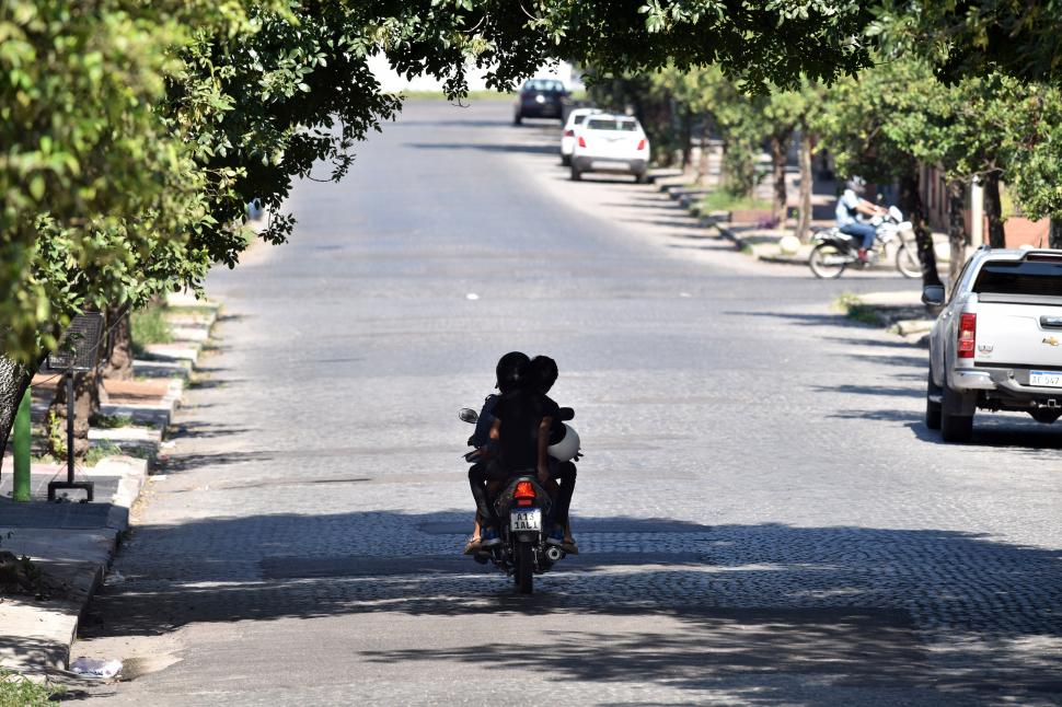 VIENTO EN LA CARA. Una moto con dos pasajeros son los protagonistas de esta escena urbana del calor.