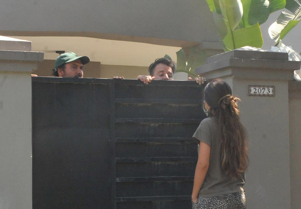 ¿QUÉ PASÓ? Vecinos se acercan a hablar con los empleados de la casa. 