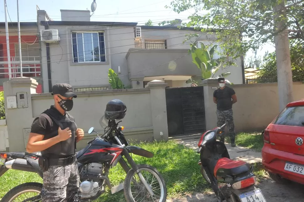 VIGILANCIA. La vivienda donde cuatro delincuentes amenazaron a una familia para robarles y que terminó con la muerte de uno de los ladrones. la gaceta / fotos de antonio ferroni