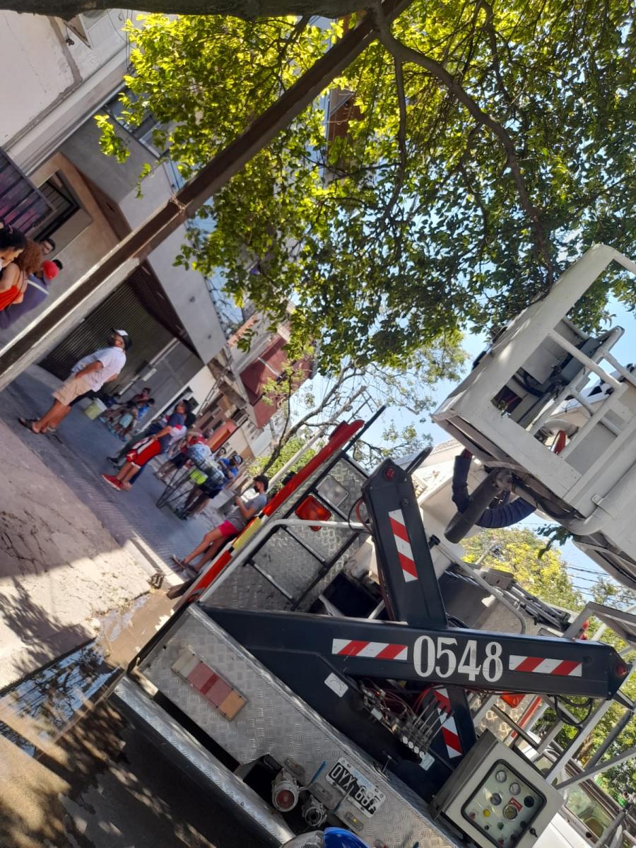 Le incendiaron la moto porque la estacionó dentro del edificio y casi se asfixia un niño de seis años 