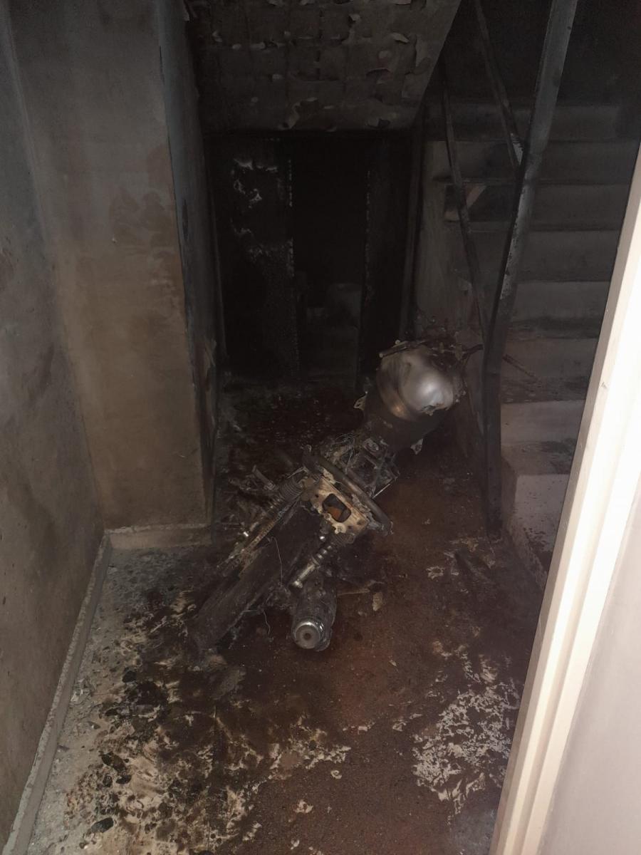 Le incendiaron la moto porque la estacionó dentro del edificio y casi se asfixia un niño de seis años 