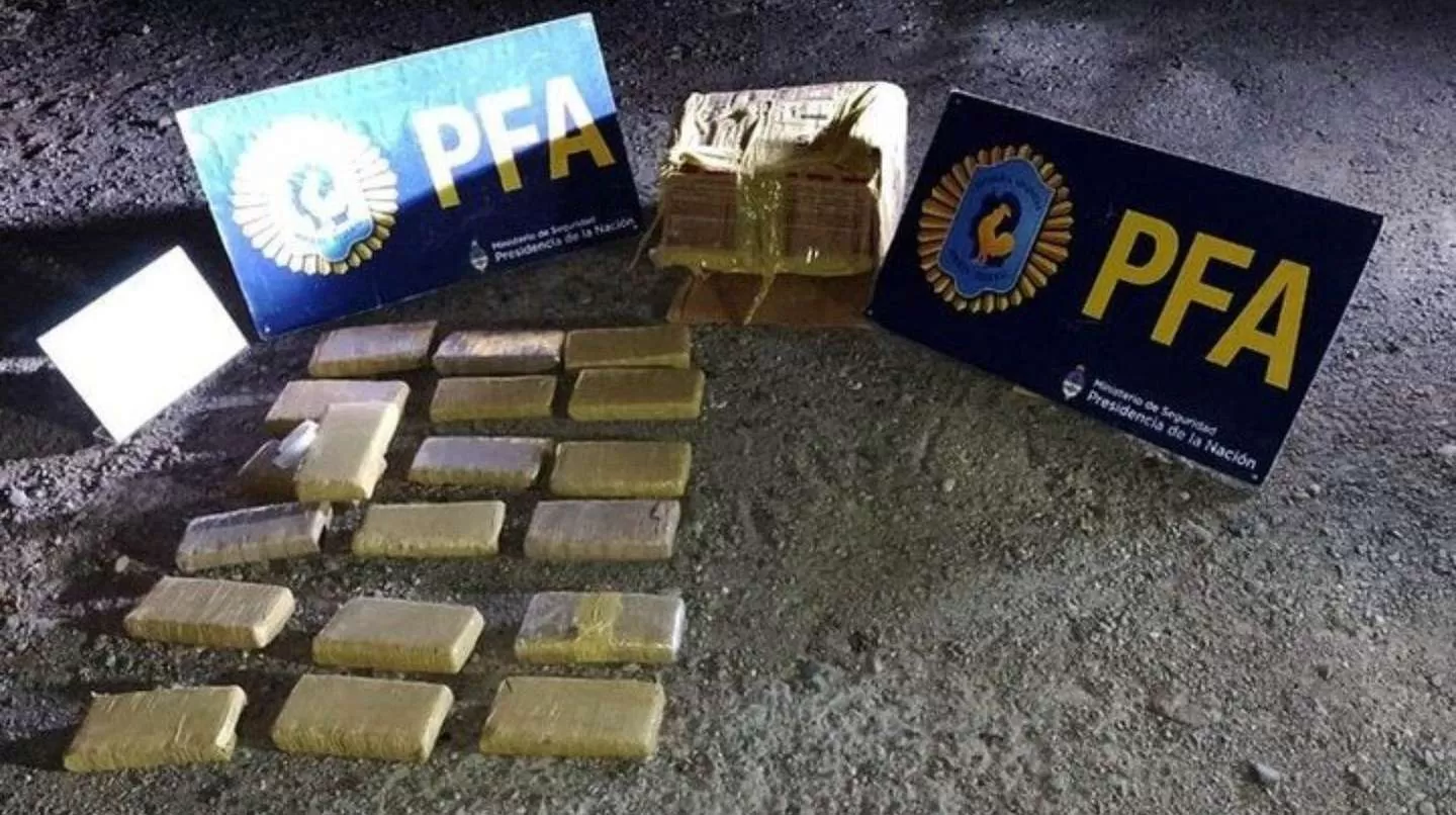 OPERATIVO. Los efectivos encontraron más de 19 kilos de marihuana en el camión. Foto tomada de LMN.