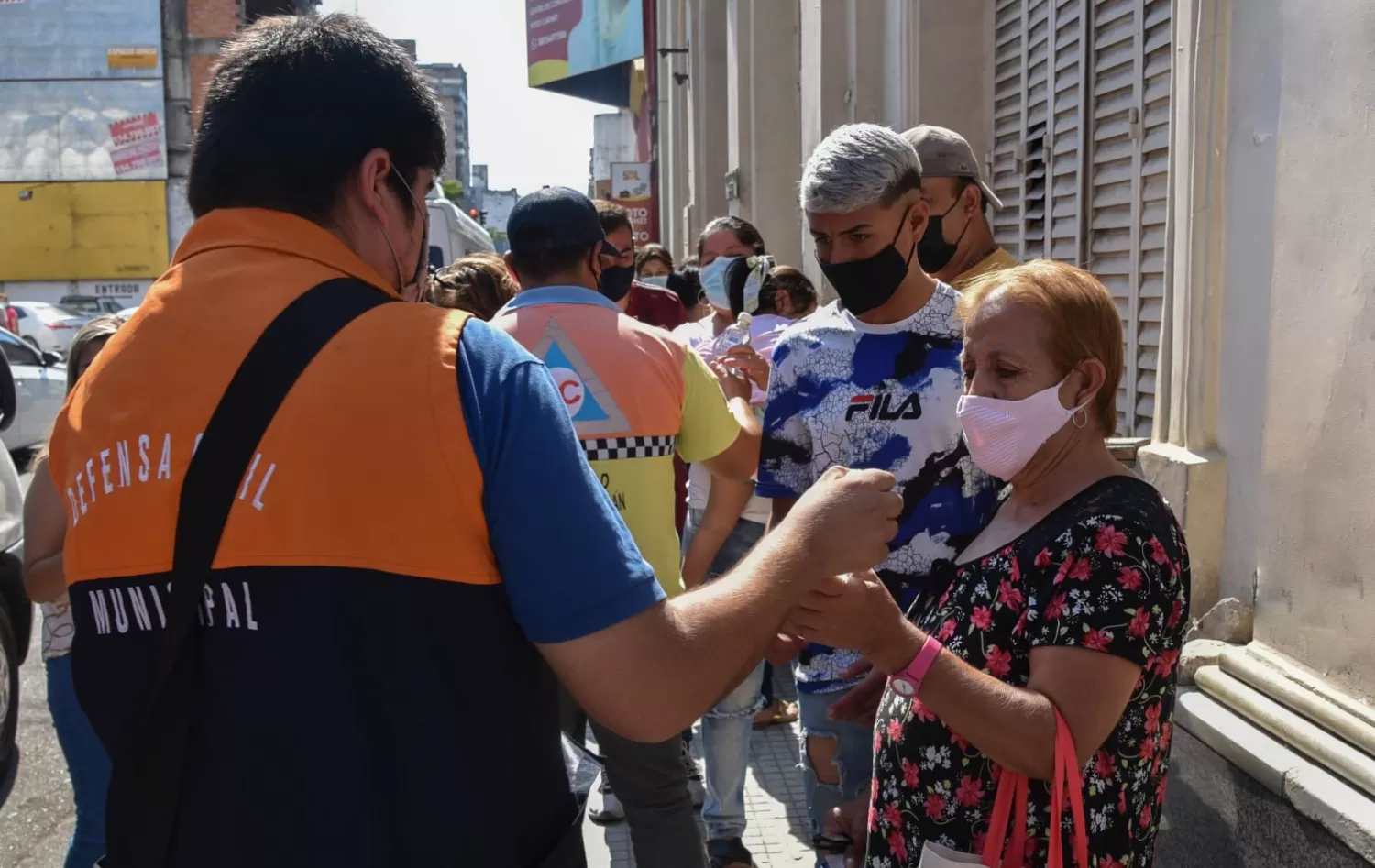 La Municipalidad repartió agua mineral a quienes hacían fila frente a los centros de pago a jubilados  