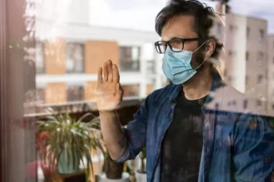 En 2020 se tiraron 3.400 millones de barbijos descartables por día