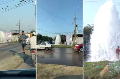 Video: empezó a salir agua de un desagüe y niños aprovecharon para refrescarse