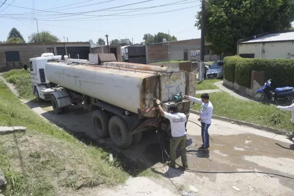 Desesperados, vecinos de Las Talitas y Los Gutiérrez cortan las rutas por falta de agua