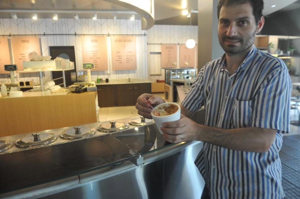 UNA TENTACIÓN. Las altas temperaturas de ayer hicieron que los tucumanos se detuvieran en cualquier heladería para tratar de mitigar la calor y refrescarse con un buen postre helado.