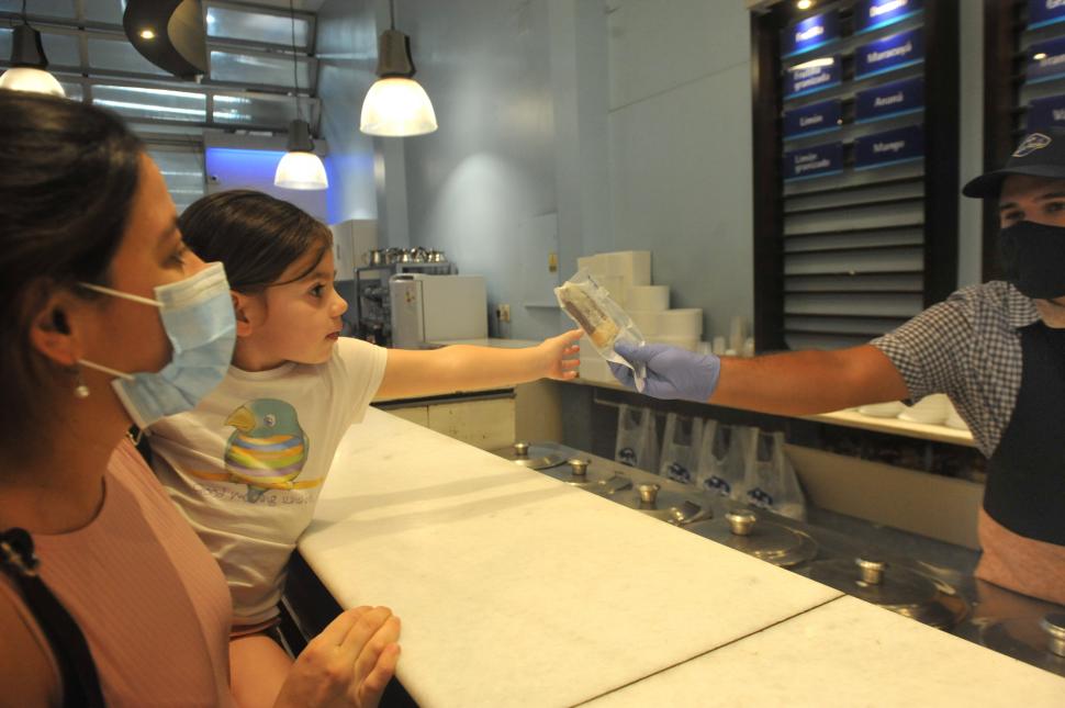 ¡QUE SEA DE DOS GUSTOS! El pedido de la madre para el pequeño; en la imagen ambas mujeres tienen barbijo, una medida de seguridad