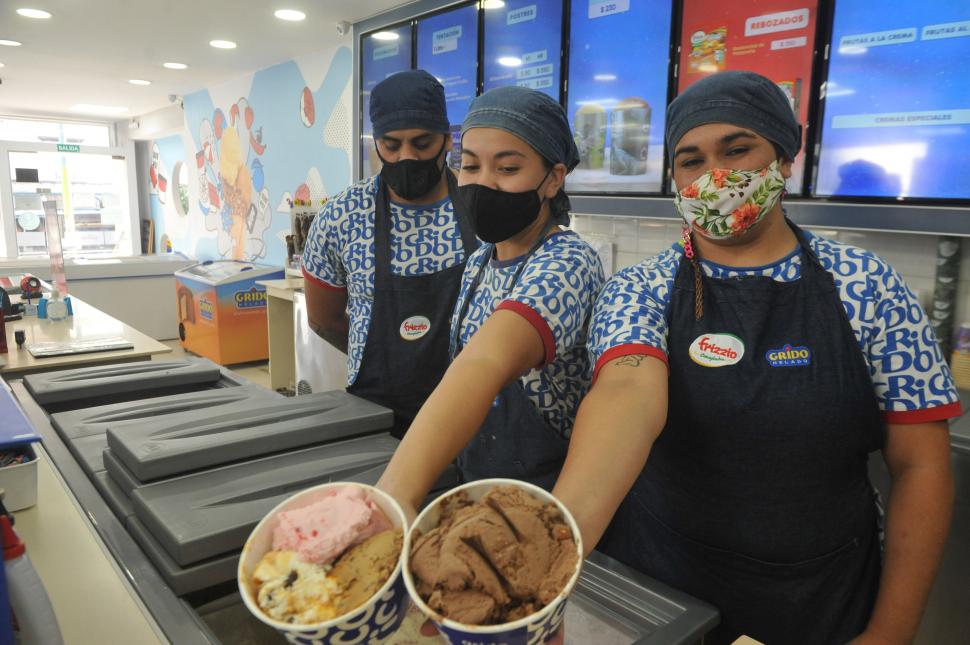 Helados, un gusto para soportar un día de casi 40°