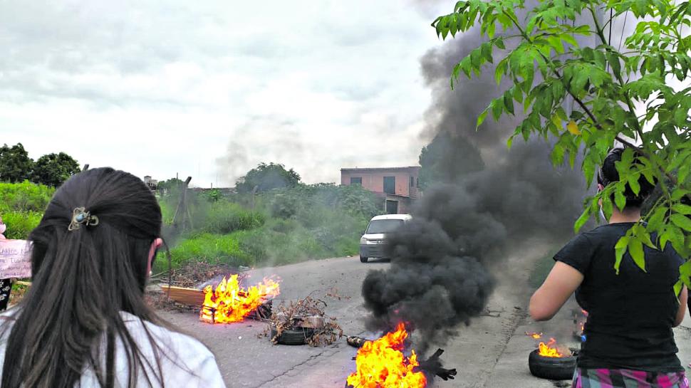 CANSADOS DE QUE NO LES DEN RESPUESTAS. Vecinos de los barrios Virgen del Huerto y Virgen de Valle optaron por hacer fogatas en las calles cercanas. la gaceta