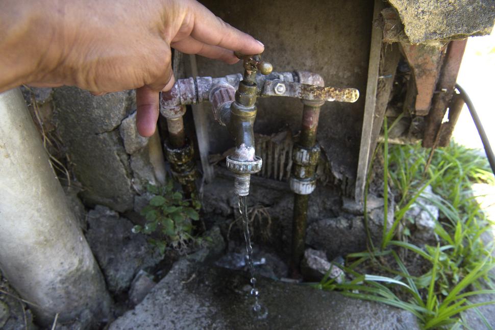 “QUE SALGA AGUA DE LAS CANILLAS”. Es el pedido común de la gente de zonas de Las Talitas. “A veces sale un hilito de agua, no es suficiente”, dicen.  