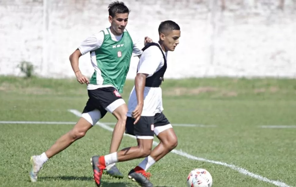 FÚTBOL. Para ir ablandando las piernas y buscando rodaje, el cuerpo técnico alterna con sesiones de fútbol. Federico Jourdan (pechera verde) es una fuerte apuesta.