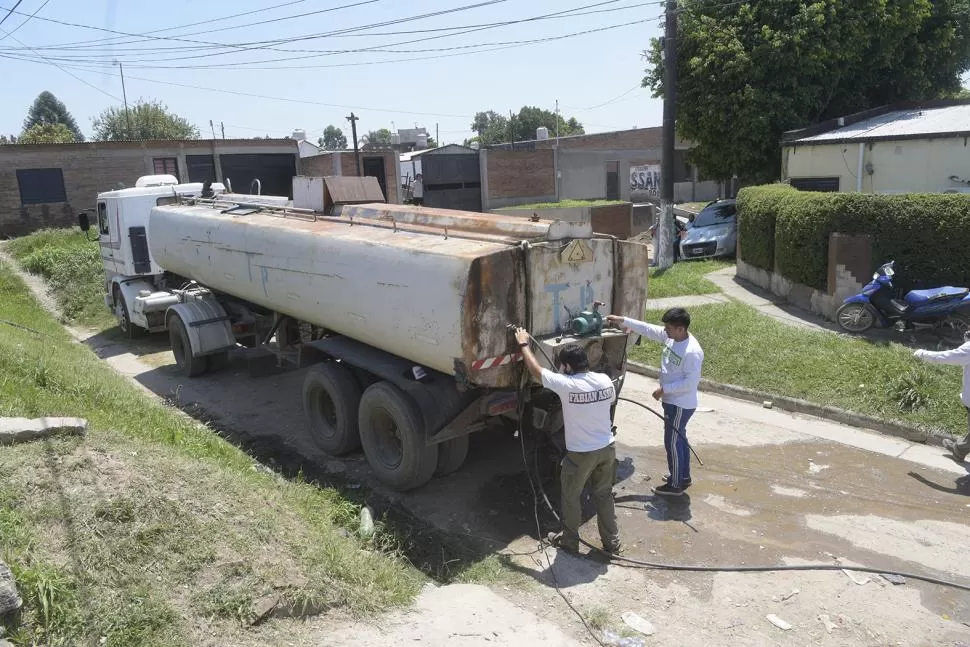 UN CAMIÓN CISTERNA POR SEMANA NO BASTA. Es lo que plantean, molestos por la escasa provisión, los residentes de la comuna de Los Gutiérrez la gaceta / fotos de FRANCO VERA