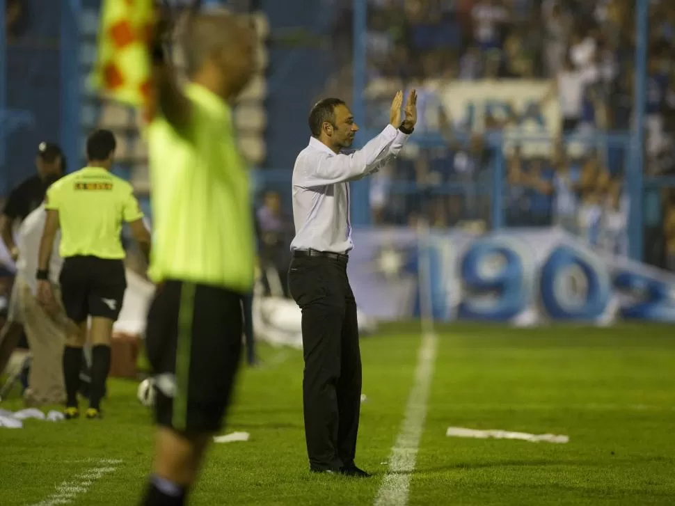 UN GRAN DEBUT. En su regreso a Primera y con Azconzábal en el banco, Atlético le ganó a Racing por 2 a 1, con goles de Fernando Zampedri y Leandro González. la gaceta / FOTO DE JORGE OLMOS SGROSSO