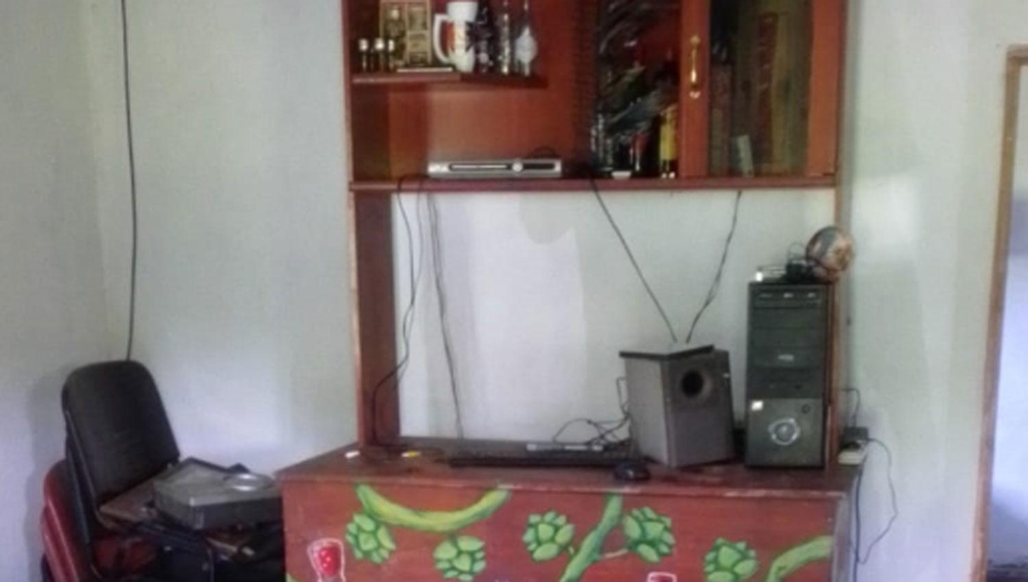 EN EL LIVING. La banda delictiva robó una TV LED y accesorios.