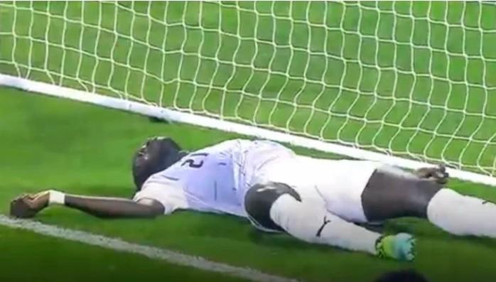 SE DESVANECIÓ EN PLENO PARTIDO. Ousmane Coulibaly está fuera de peligro después de sufrir un infarto.