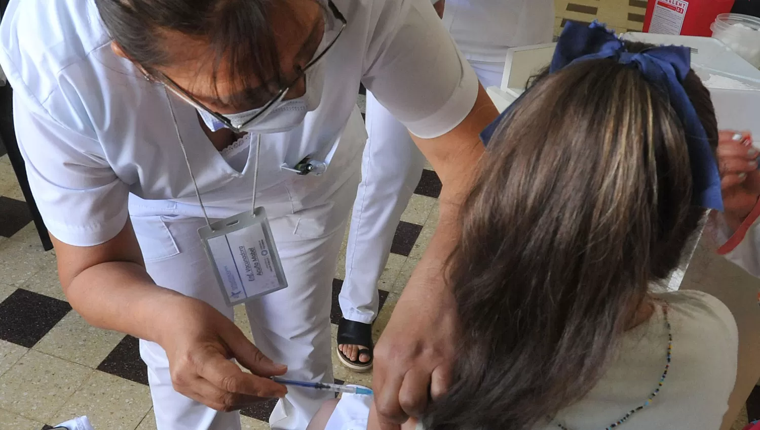 BENEFICIO GENERAL. Inmunizar a los niños evita la circulación viral.