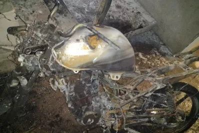 Sospecha que un vecino le incendió la moto dentro del edificio