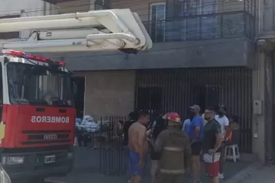 Asistieron a residentes de un edificio durante un incendio