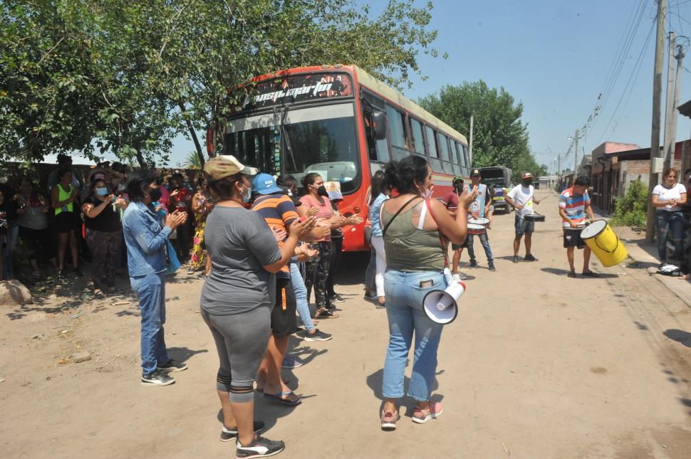 CON MEGÁFONOS. Exigen que la comuna les consiga soluciones.   