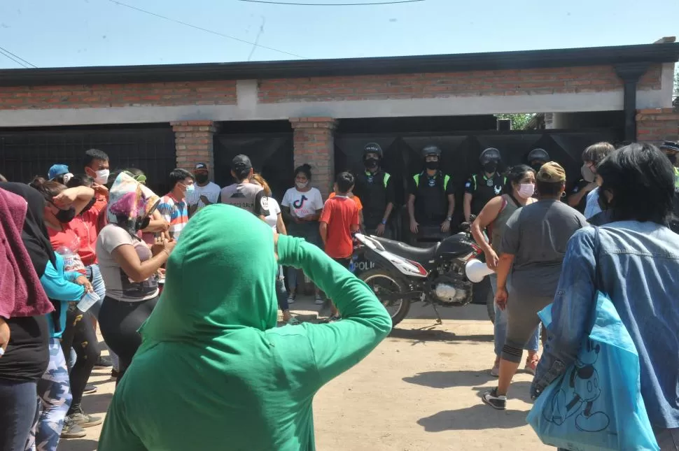 DESOÍDOS. Habitantes de Los Ralos protestaron frente a la casa del comisionado rural. La Policía custodia el lugar para evitar posibles incidentes. la gaceta / fotos de antonio ferroni