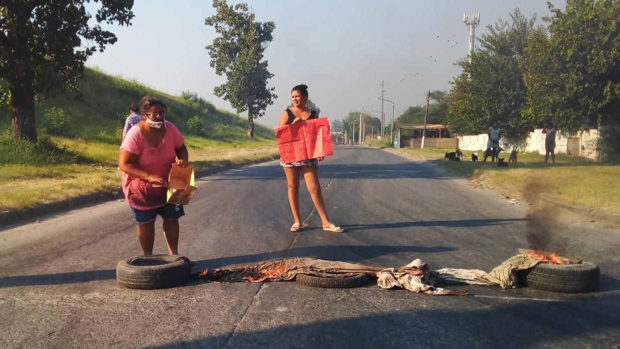 Reclaman por la falta de agua en un asentamiento y cortan la autopista Circunvalación