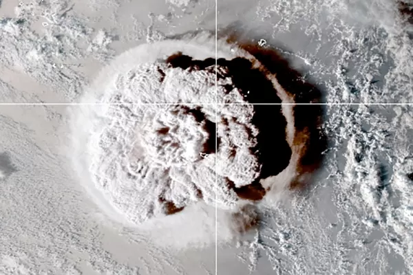 Por la erupción de un volcán submarino, hay alerta de tsunami en Hawaii y la costa oeste de EEUU