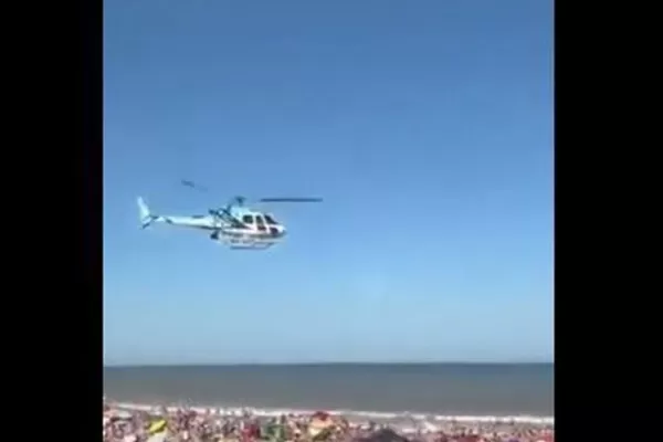 Villa Gesell: un helicóptero voló cerca de la playa y generó pánico entre los turistas