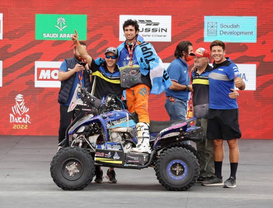 PREMIO AL ESFUERZO. Francisco Moreno y su gente, en el podio. El mendocino se convirtió en el argentino con mejor ubicación tomando en cuenta a todas las categorías.  