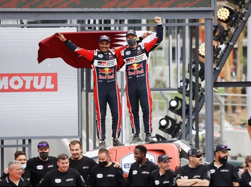 EL FINAL EN JEDDAH. Nasser Al Attiyah y su navegante, el andorrano Matthiu Baumel, celebran la victoria subidos a la Toyota Hilux, junto con los miembros del Toyota Gazoo Racing. Dakar.com