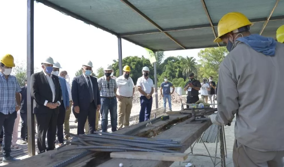 EN BELLA VISTA. Jaldo y Manzur, en una obra, junto con el intendente.  