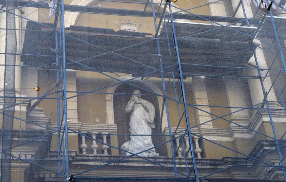 COMPLEJIDAD. La imagen de laVirgen es uno de  los muchos elementos propios de la fachada del templo.