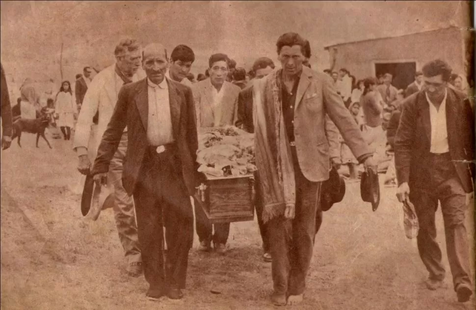 HISTÓRICA IMAGEN. El cajón de una de las víctimas es llevada por sus seres queridos. Esta es una de las fotografías que publicó la revista “Así” sobre “La tragedia de San Guillermo”, ocurrida en diciembre de 1987. 